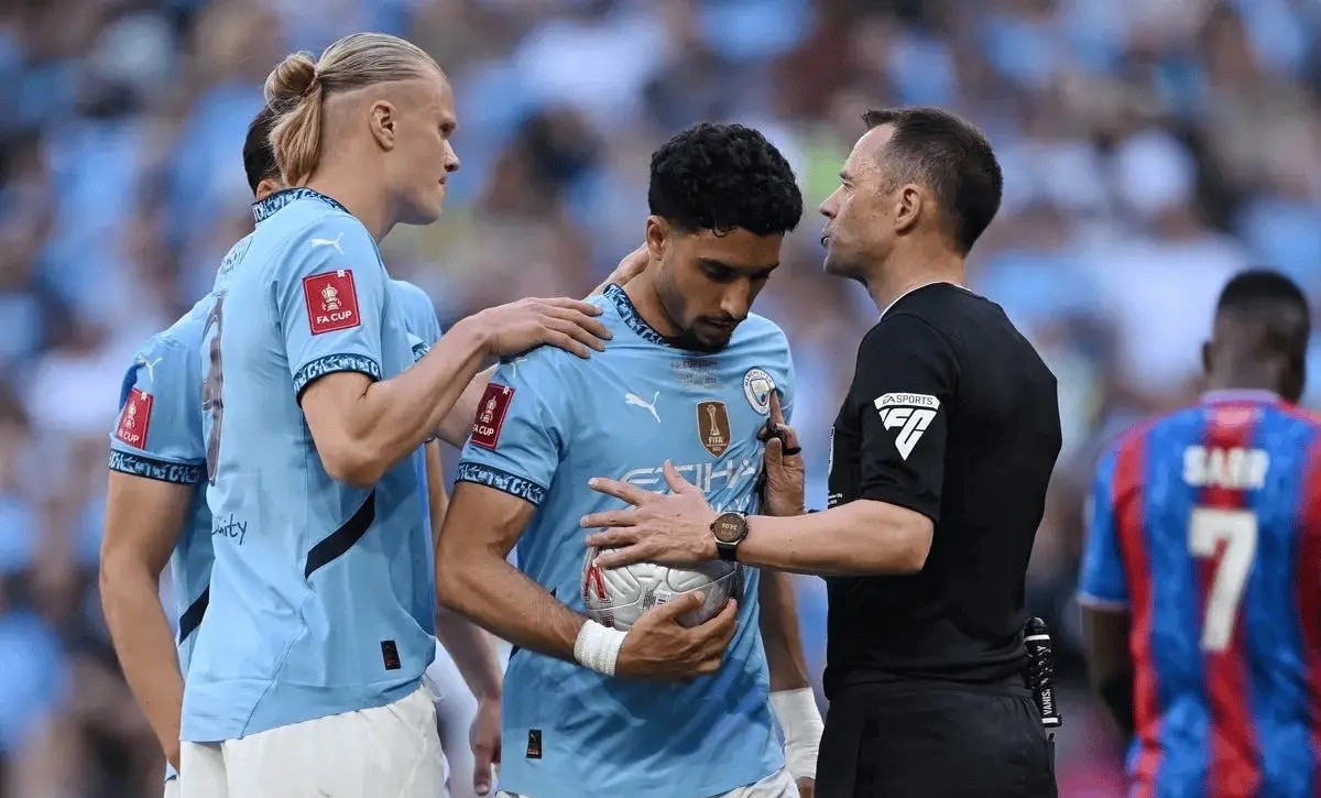 PANDA-包含赛地聚焦：欧冠赛后热度飙升，费耶诺德完成体检，底气十足，赛程密集仍需轮换的词条