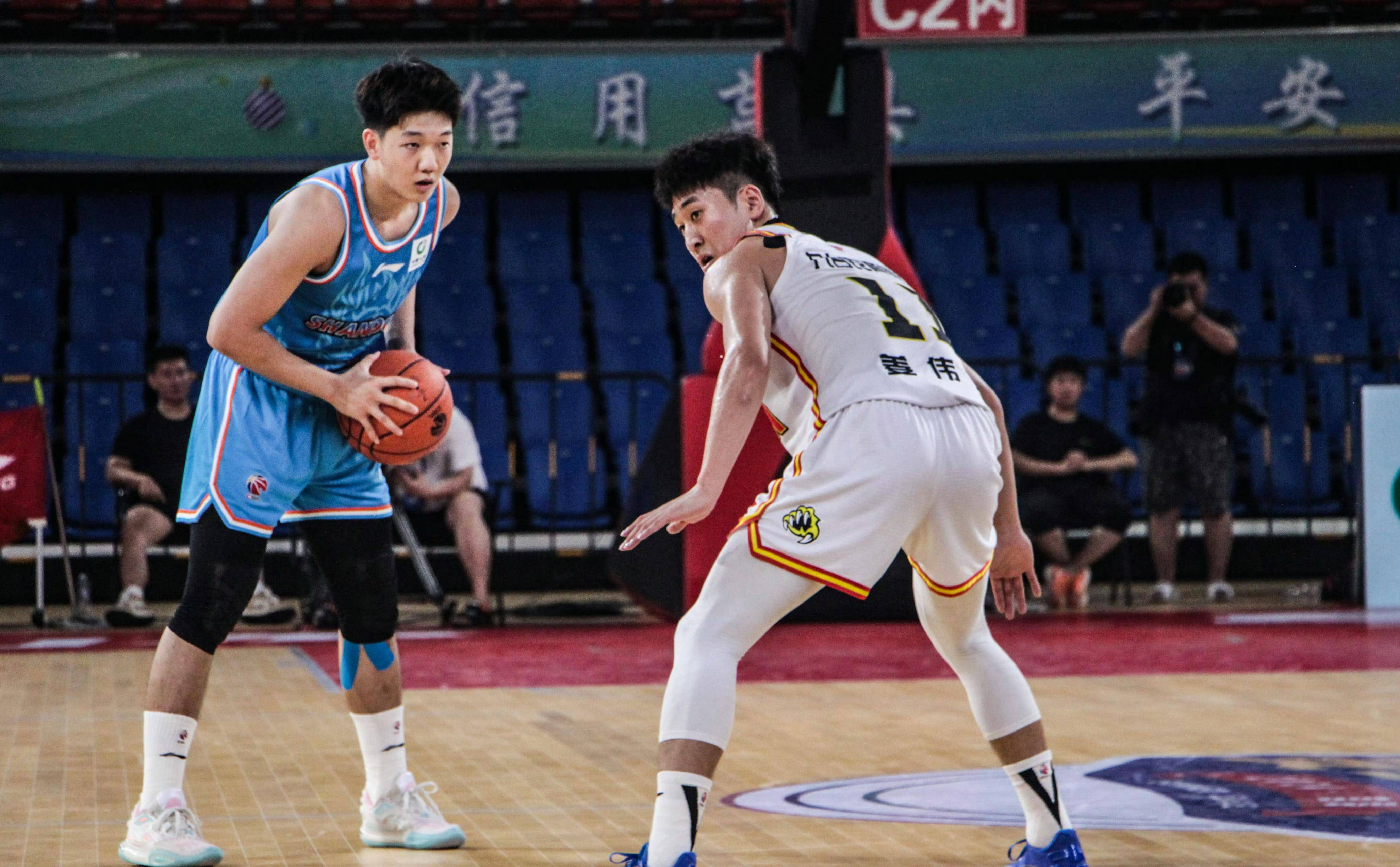 熊猫体育-山东男篮发布备战花絮,清晨更衣室发声,CBA常规赛任务艰巨,更衣室氛围转暖的简单介绍